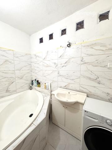 Na predaj: priestranný 2-izbový byt (momentálne upravený na 3-izbový) v centre Nových Zámkov