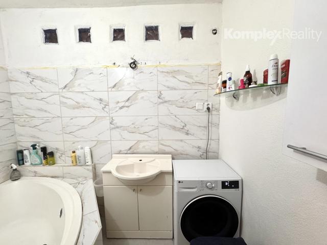 Na predaj: priestranný 2-izbový byt (momentálne upravený na 3-izbový) v centre Nových Zámkov