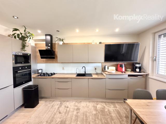 Prenájom- priestranný 2-izbový byt po kompletnej rekonštrukcii – 62 m² + loggia, 4. poschodie, výťah, Nové Zámky