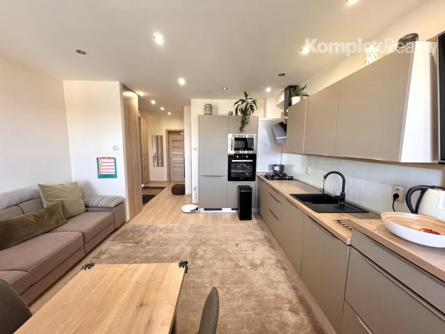 Prenájom- priestranný 2-izbový byt po kompletnej rekonštrukcii – 62 m² + loggia, 4. poschodie, výťah, Nové Zámky