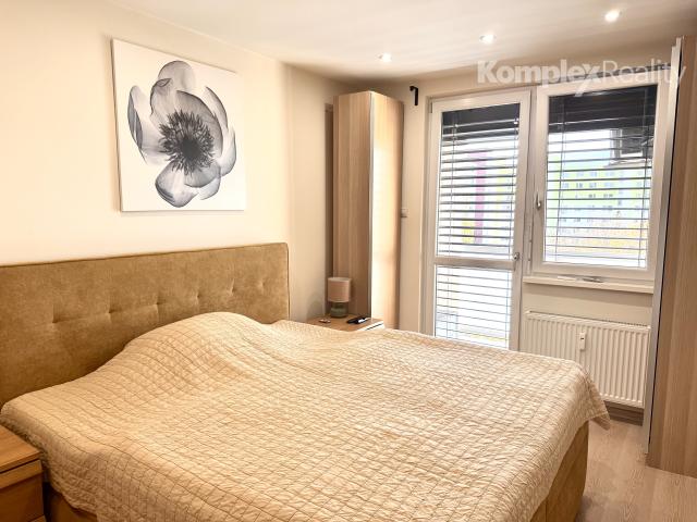 Prenájom- priestranný 2-izbový byt po kompletnej rekonštrukcii – 62 m² + loggia, 4. poschodie, výťah, Nové Zámky