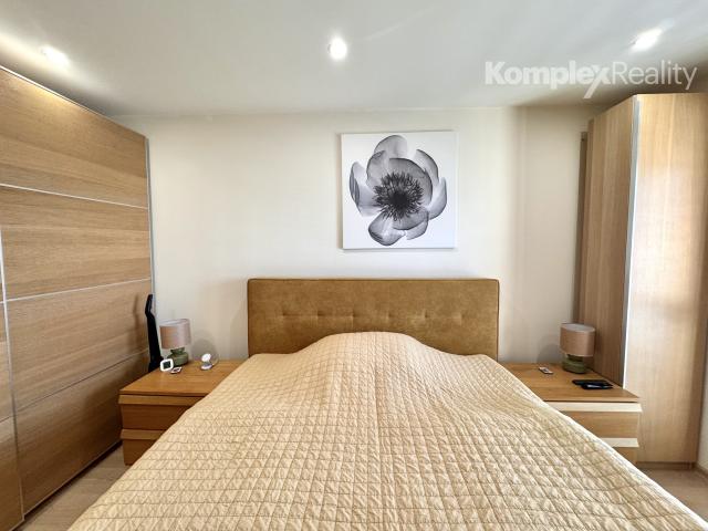 Prenájom- priestranný 2-izbový byt po kompletnej rekonštrukcii – 62 m² + loggia, 4. poschodie, výťah, Nové Zámky