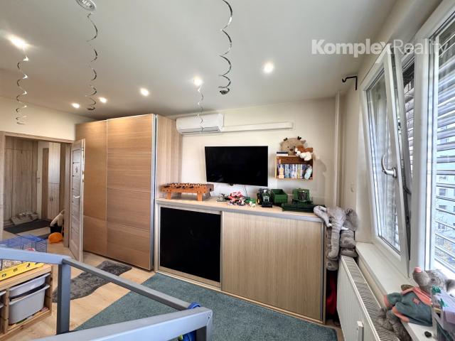 Prenájom- priestranný 2-izbový byt po kompletnej rekonštrukcii – 62 m² + loggia, 4. poschodie, výťah, Nové Zámky