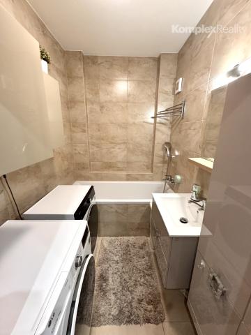 Prenájom- priestranný 2-izbový byt po kompletnej rekonštrukcii – 62 m² + loggia, 4. poschodie, výťah, Nové Zámky