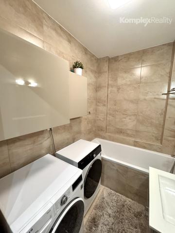 Prenájom- priestranný 2-izbový byt po kompletnej rekonštrukcii – 62 m² + loggia, 4. poschodie, výťah, Nové Zámky