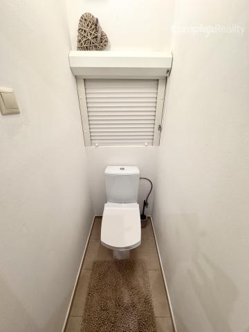 Prenájom- priestranný 2-izbový byt po kompletnej rekonštrukcii – 62 m² + loggia, 4. poschodie, výťah, Nové Zámky