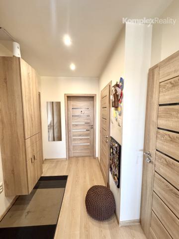 Prenájom- priestranný 2-izbový byt po kompletnej rekonštrukcii – 62 m² + loggia, 4. poschodie, výťah, Nové Zámky