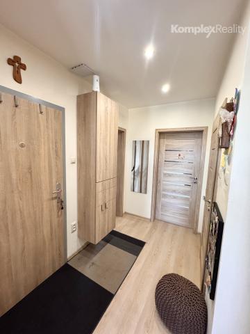 Prenájom- priestranný 2-izbový byt po kompletnej rekonštrukcii – 62 m² + loggia, 4. poschodie, výťah, Nové Zámky