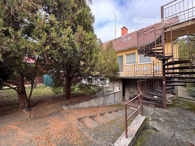 Predaj- zabehnutý penzión a rodinný dom, Štúrovo