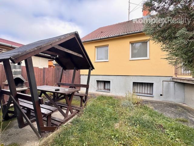 Predaj- zabehnutý penzión a rodinný dom, Štúrovo