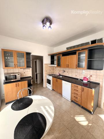 Na prenájom priestranný 3-izbový byt v obľúbenej lokalite Nových Zámkov – ul. G. Bethlena