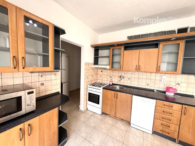 Na prenájom priestranný 3-izbový byt v obľúbenej lokalite Nových Zámkov – ul. G. Bethlena