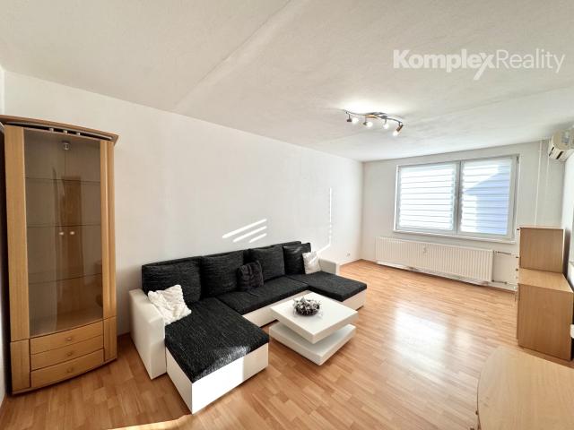 Na prenájom priestranný 3-izbový byt v obľúbenej lokalite Nových Zámkov – ul. G. Bethlena