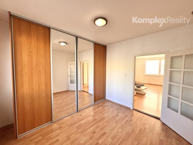 Na prenájom priestranný 3-izbový byt v obľúbenej lokalite Nových Zámkov – ul. G. Bethlena