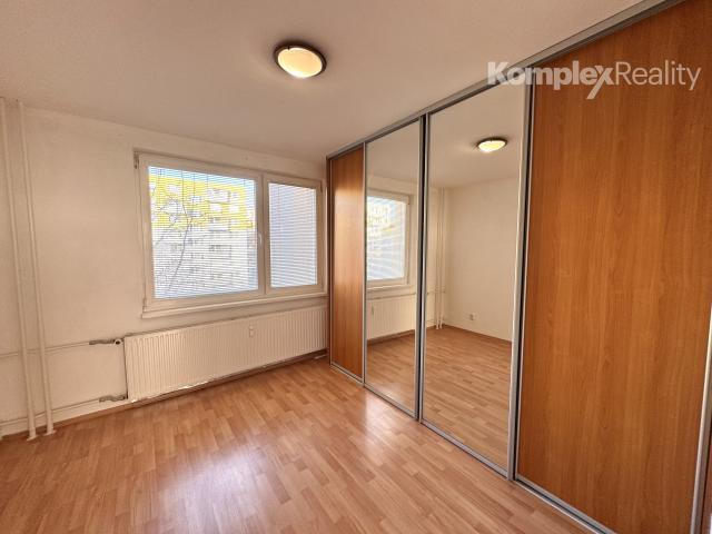 Na prenájom priestranný 3-izbový byt v obľúbenej lokalite Nových Zámkov – ul. G. Bethlena