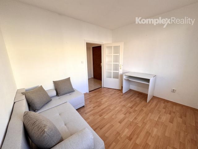 Na prenájom priestranný 3-izbový byt v obľúbenej lokalite Nových Zámkov – ul. G. Bethlena