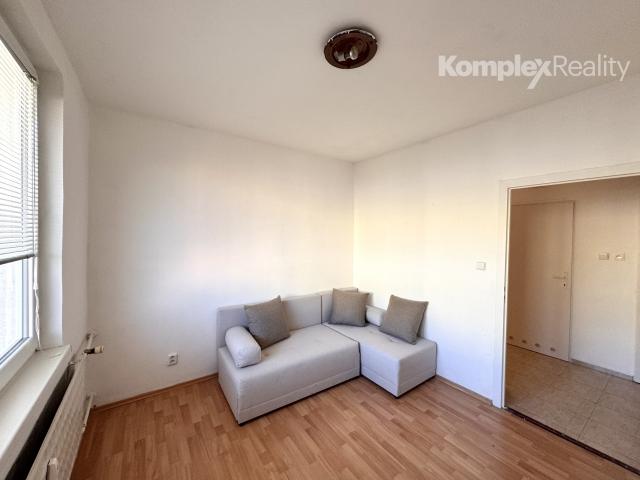 Na prenájom priestranný 3-izbový byt v obľúbenej lokalite Nových Zámkov – ul. G. Bethlena