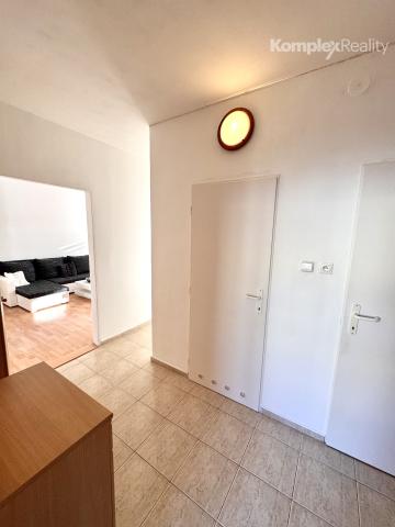 Na prenájom priestranný 3-izbový byt v obľúbenej lokalite Nových Zámkov – ul. G. Bethlena