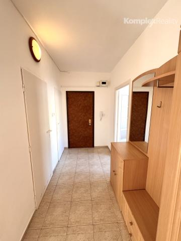 Na prenájom priestranný 3-izbový byt v obľúbenej lokalite Nových Zámkov – ul. G. Bethlena