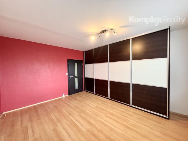 Predaj- Veľkometrážny 3-izbový byt s loggiou – JUH, Nové Zámky, 78 m²