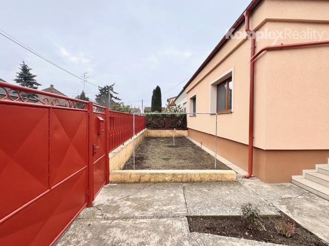 Prenájom- útulný 3i rodinný dom v pokojnej lokalite Nových Zámkov