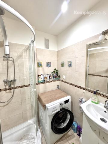 Predaj- priestranný 2i byt prerobený na 3 izbový , centrum Nové Zámky