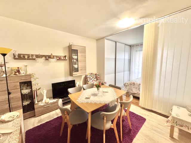 Predaj- priestranný 2i byt prerobený na 3 izbový , centrum Nové Zámky