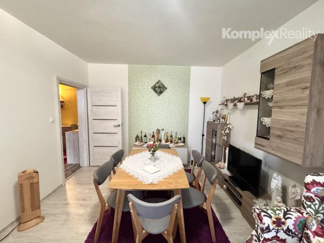 Predaj- priestranný 2i byt prerobený na 3 izbový , centrum Nové Zámky