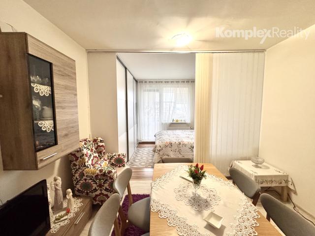 Predaj- priestranný 2i byt prerobený na 3 izbový , centrum Nové Zámky