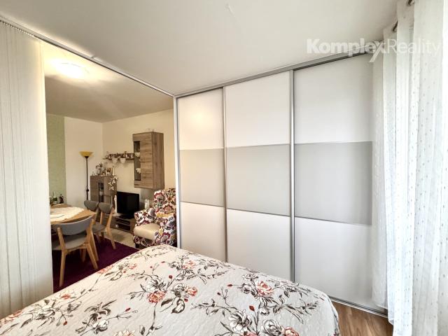 Predaj- priestranný 2i byt prerobený na 3 izbový , centrum Nové Zámky