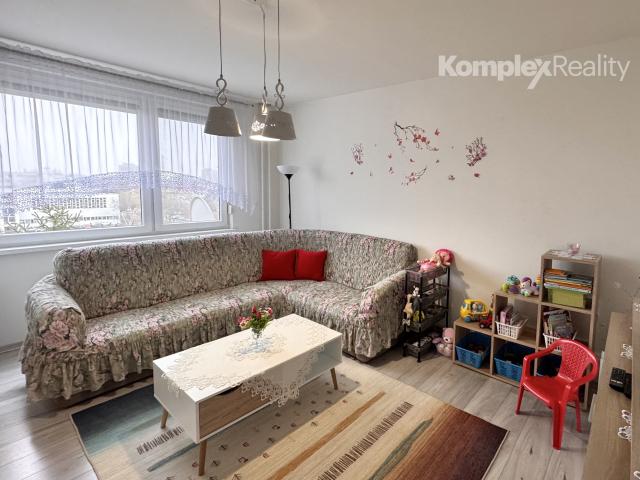 Predaj- priestranný 2i byt prerobený na 3 izbový , centrum Nové Zámky