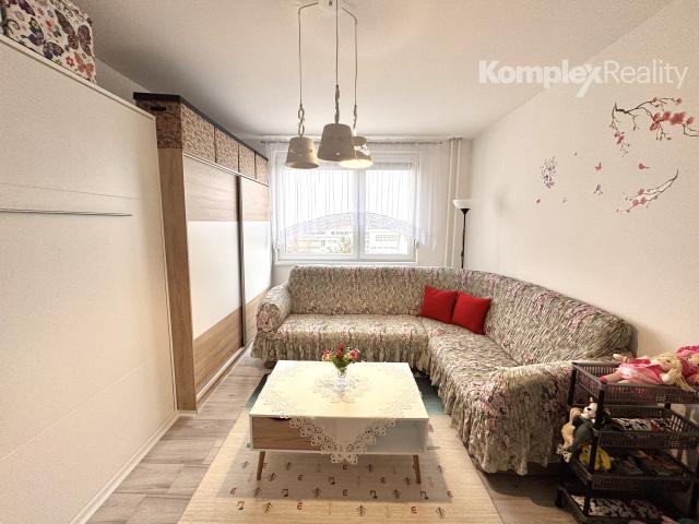 Predaj- priestranný 2i byt prerobený na 3 izbový , centrum Nové Zámky