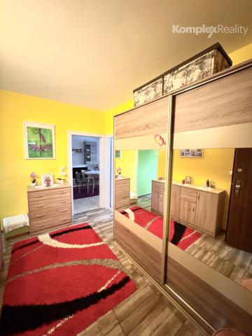 Predaj- priestranný 2i byt prerobený na 3 izbový , centrum Nové Zámky