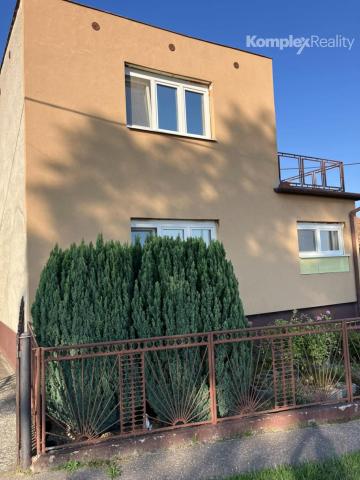 Predaj- priestranný 4 izbový dom  s pekným pozemkom v obci Dolný Ohaj