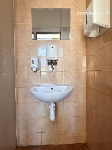 Na predaj komerčný objekt v obci Andovce, len 2 km od Nových Zámkov.