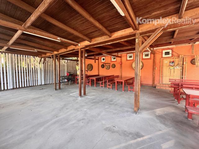 Na predaj komerčný objekt v obci Andovce, len 2 km od Nových Zámkov.