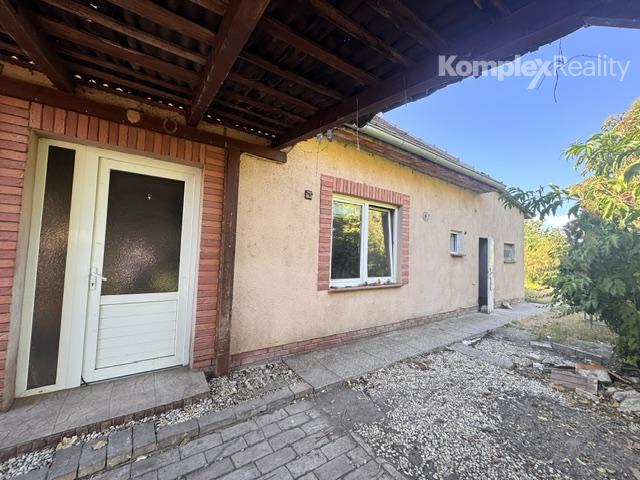 Predaj-Rodinný dom s veľkým potenciálom len 2 km od Nových Zámkov – Andovce