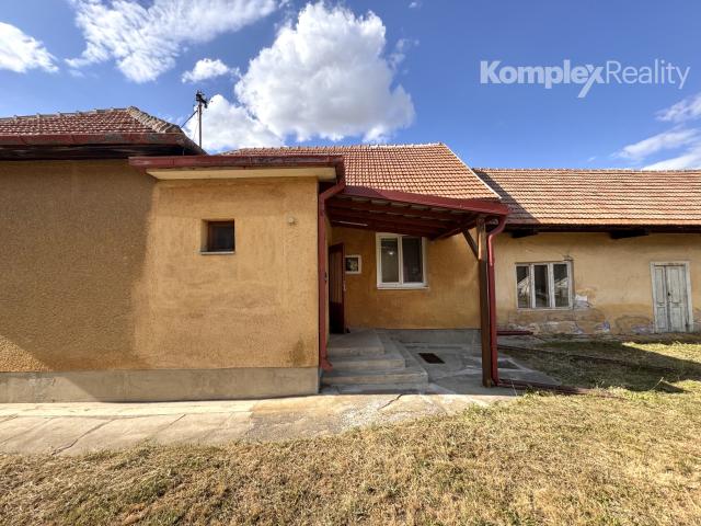 Rodinný dom s veľkým pozemkom a vinicou v obci Hul – ideálne miesto pre pokojný život aj hospodárenie