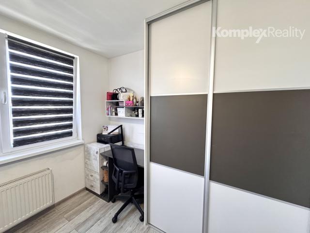 PREDAJ EXKLUZÍVNE | Kompletne zrekonštruovaný 3-izbový byt s garážou, záhradou a zariadením – Močenok