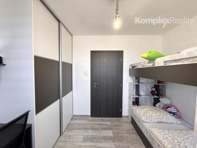 PREDAJ EXKLUZÍVNE | Kompletne zrekonštruovaný 3-izbový byt s garážou, záhradou a zariadením – Močenok