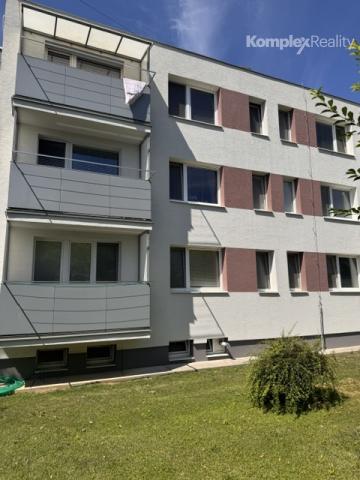 PREDAJ EXKLUZÍVNE | Kompletne zrekonštruovaný 3-izbový byt s garážou, záhradou a zariadením – Močenok