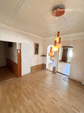 NA PREDAJ 3-IZBOVÝ RODINNÝ DOM S PRIESTRANNÝM POZEMKOM – ŠURANY