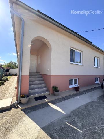 NA PREDAJ-3 IZBOVÝ RODINNÝ DOM S KRYTOU TERASOU A PRIESTRANNÝM POZEMKOM – BÁNOV