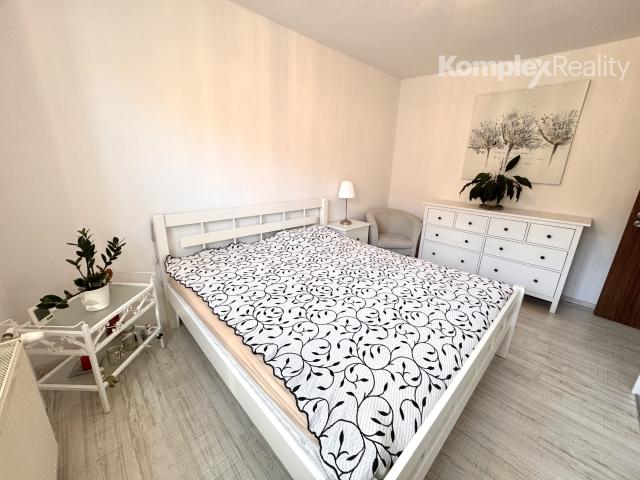 NA PREDAJ-3 IZBOVÝ RODINNÝ DOM S KRYTOU TERASOU A PRIESTRANNÝM POZEMKOM – BÁNOV