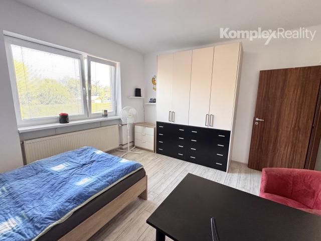 NA PREDAJ-3 IZBOVÝ RODINNÝ DOM S KRYTOU TERASOU A PRIESTRANNÝM POZEMKOM – BÁNOV
