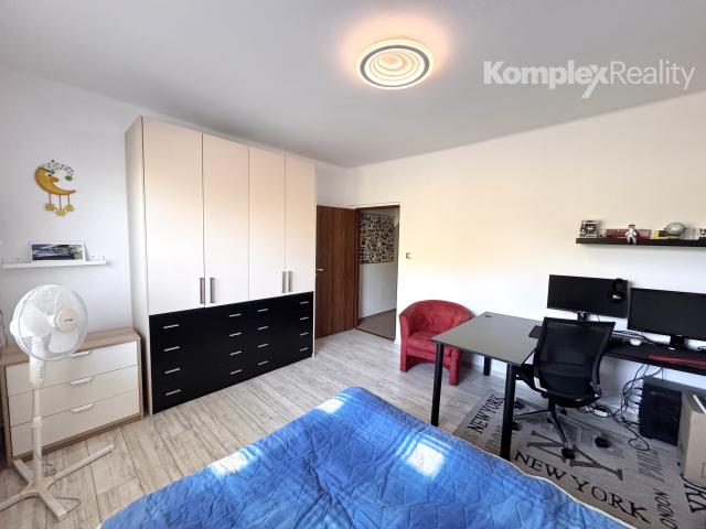 NA PREDAJ-3 IZBOVÝ RODINNÝ DOM S KRYTOU TERASOU A PRIESTRANNÝM POZEMKOM – BÁNOV