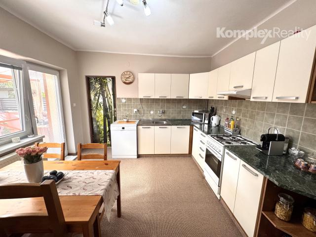 NA PREDAJ-3 IZBOVÝ RODINNÝ DOM S KRYTOU TERASOU A PRIESTRANNÝM POZEMKOM – BÁNOV