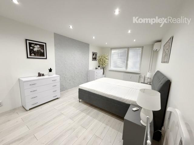 PRENÁJOM-NADŠTANDARDNÝ 2-IZBOVÝ BYT V CENTRE NOVÝCH ZÁMKOV – KOMPLETNE ZARIADENÝ, VOĽNÝ IHNEĎ