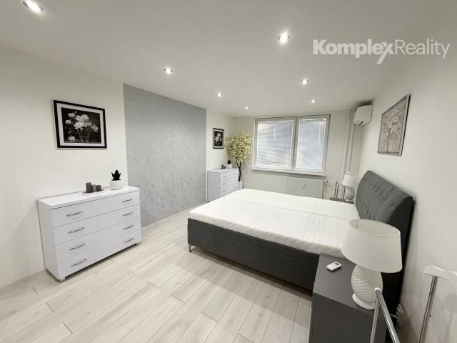 PRENÁJOM-NADŠTANDARDNÝ 2-IZBOVÝ BYT V CENTRE NOVÝCH ZÁMKOV – KOMPLETNE ZARIADENÝ, VOĽNÝ IHNEĎ