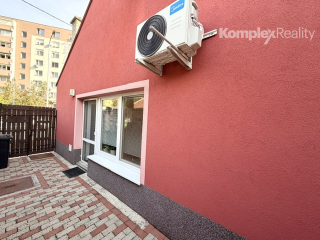 PREDAJ-MALÝ DOM S VLASTNÝM DVOROM V NOVÝCH ZÁMKOCH – IDEÁLNY NA BÝVANIE AJ PODNIKANIE